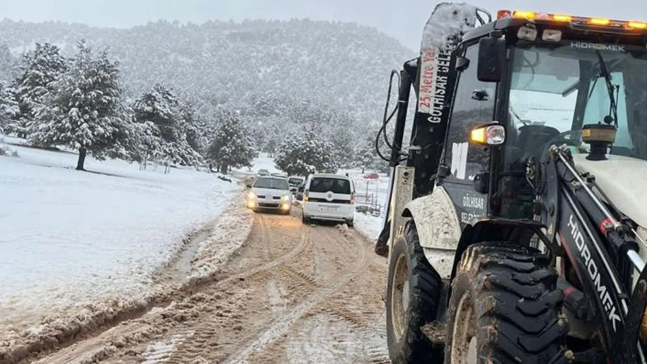 Burdur'da ekipler karda mahsur kalanlar için harekete geçti