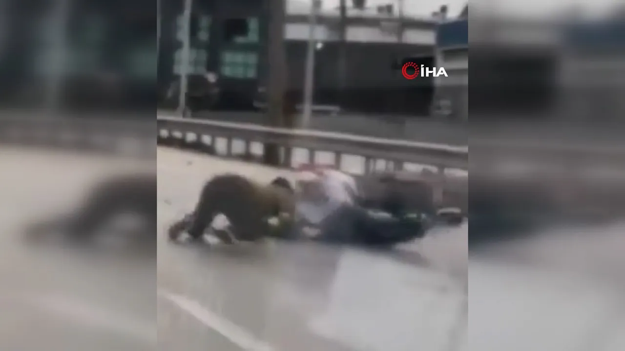Bursa'da yol ortasında kuryeye tekme tokat saldırı! Kadınların çabası bile kavgayı durduramadı