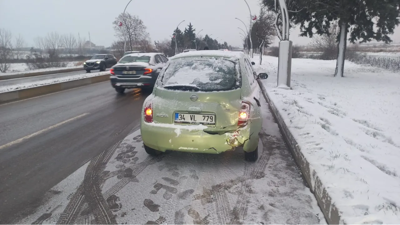 Edirnede zincirleme facia! Ortalık savaş alanına döndü, 9 araçta hasar var