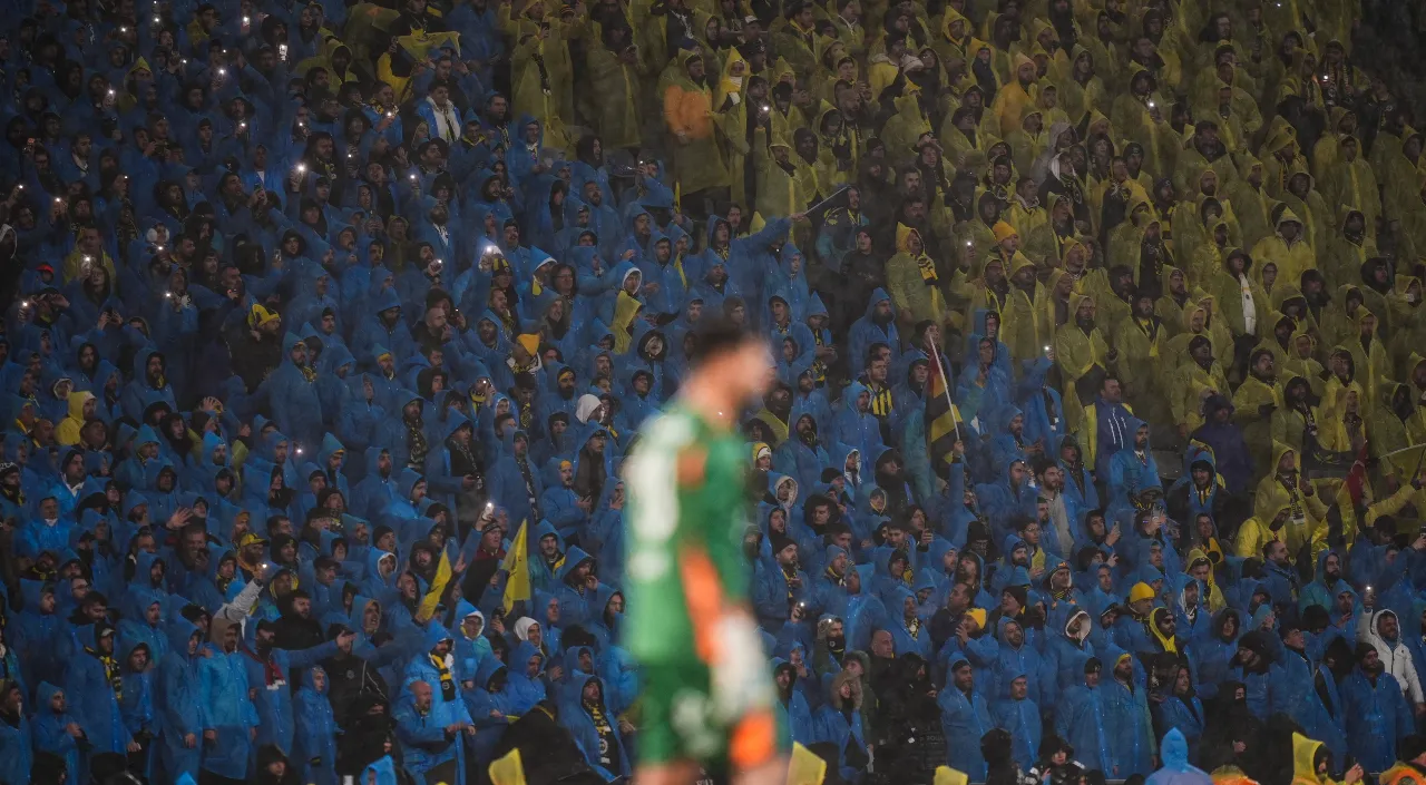 Fenerbahçe gündem olan yağmurluklarını satışa çıkardı! İşte fiyatı