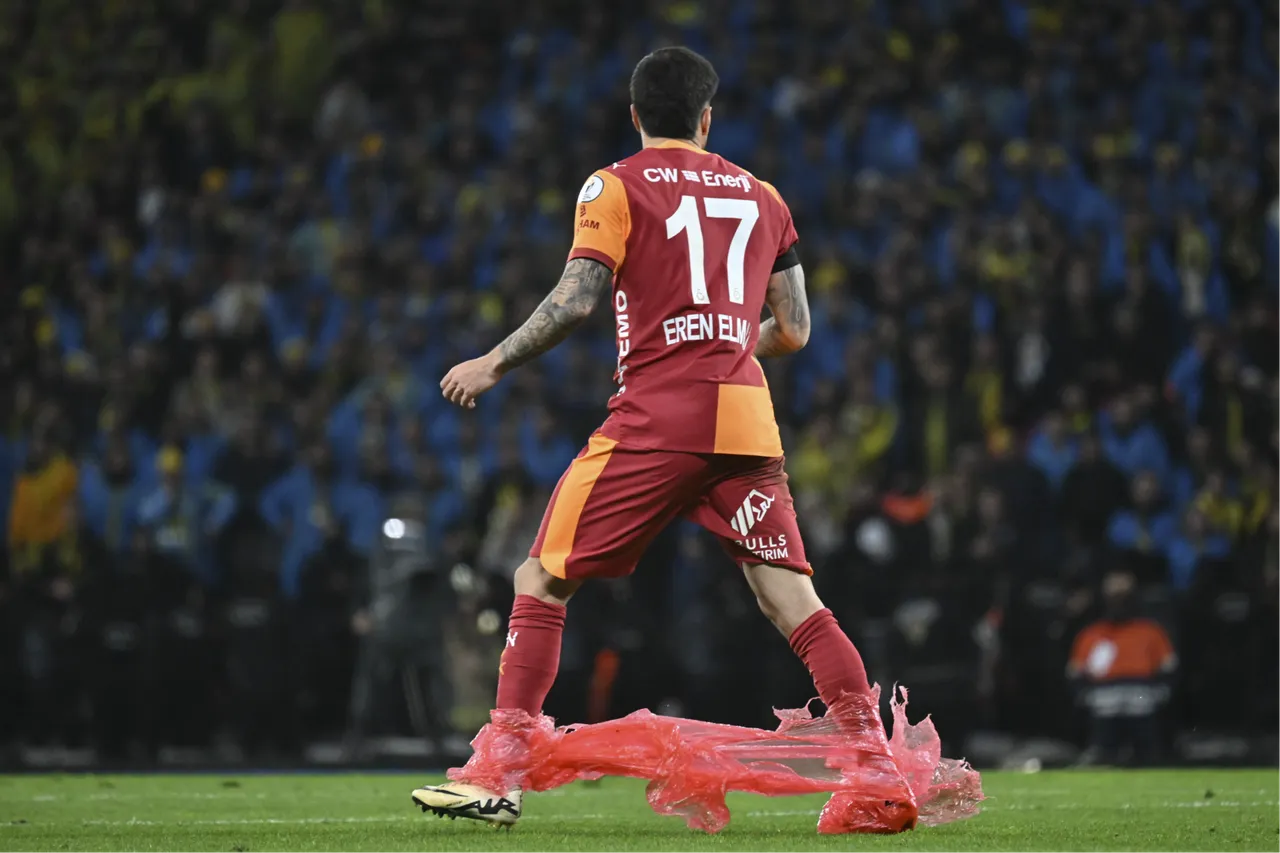 Fenerbahçe gündem olan yağmurluklarını satışa çıkardı! İşte fiyatı