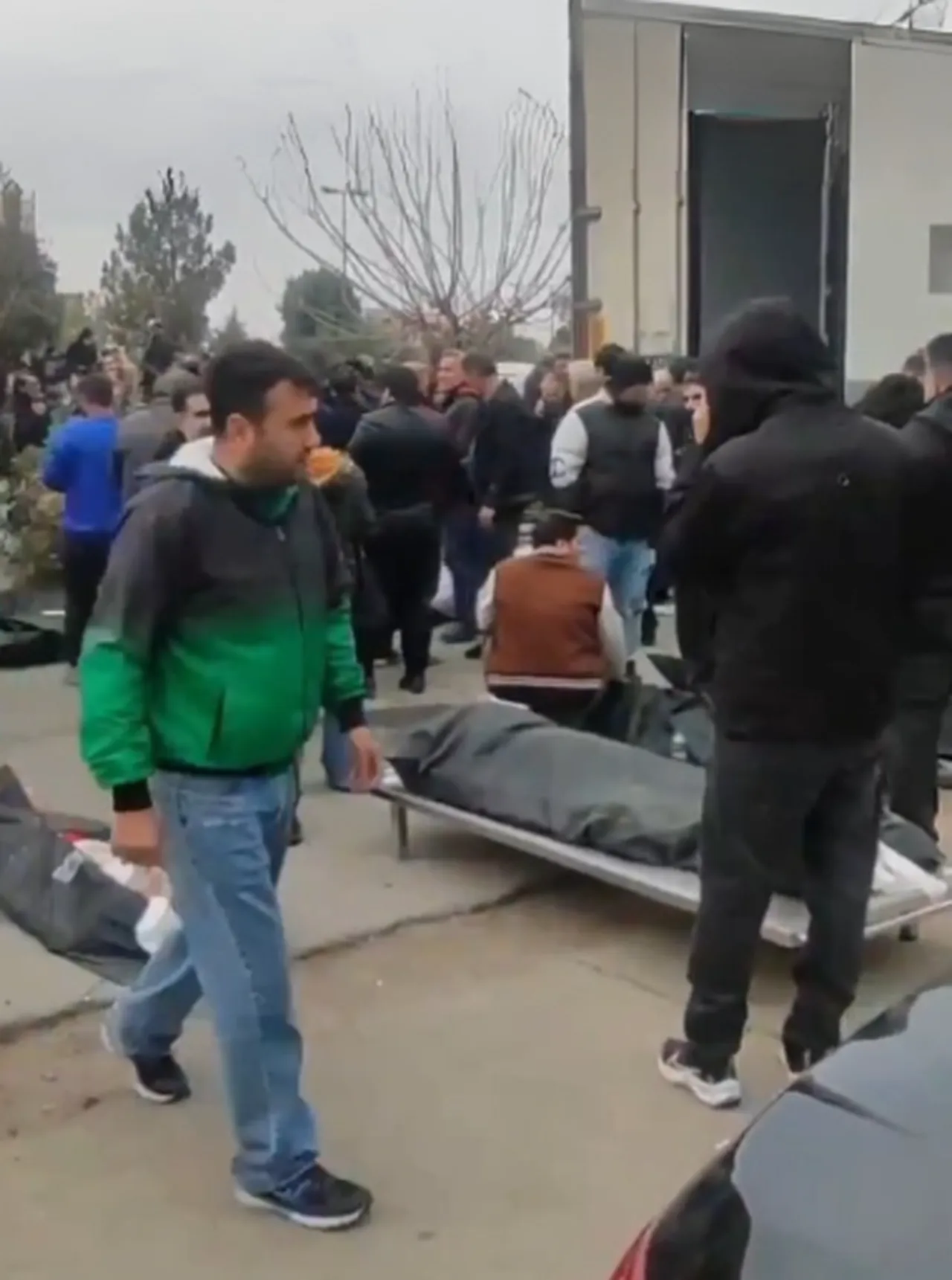 İrandaki protestolarda ölü sayısı artıyor! Hastane bahçesindeki görüntüler gündem oldu: Yüzlerce ceset torbası...