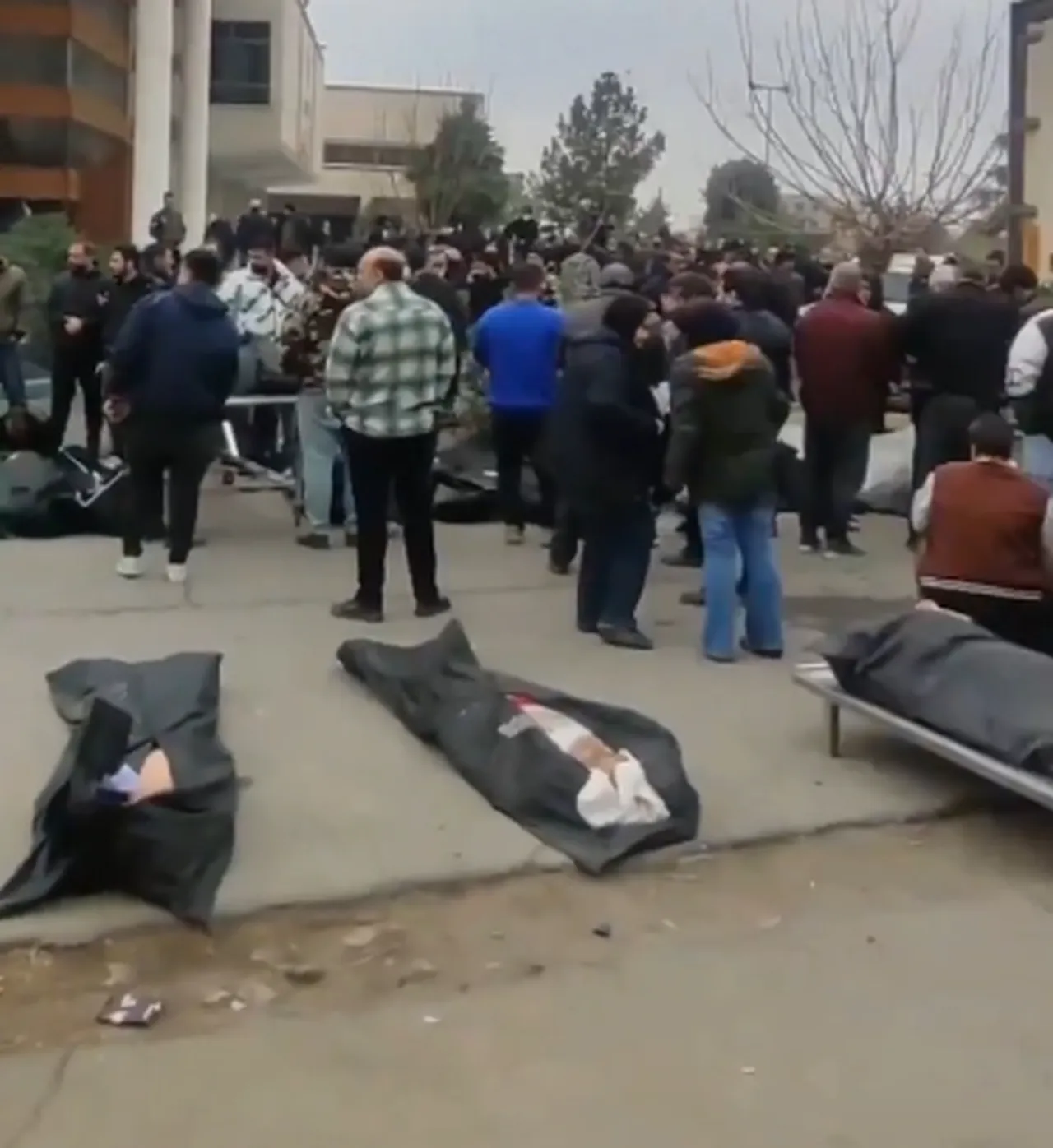İrandaki protestolarda ölü sayısı artıyor! Hastane bahçesindeki görüntüler gündem oldu: Yüzlerce ceset torbası...