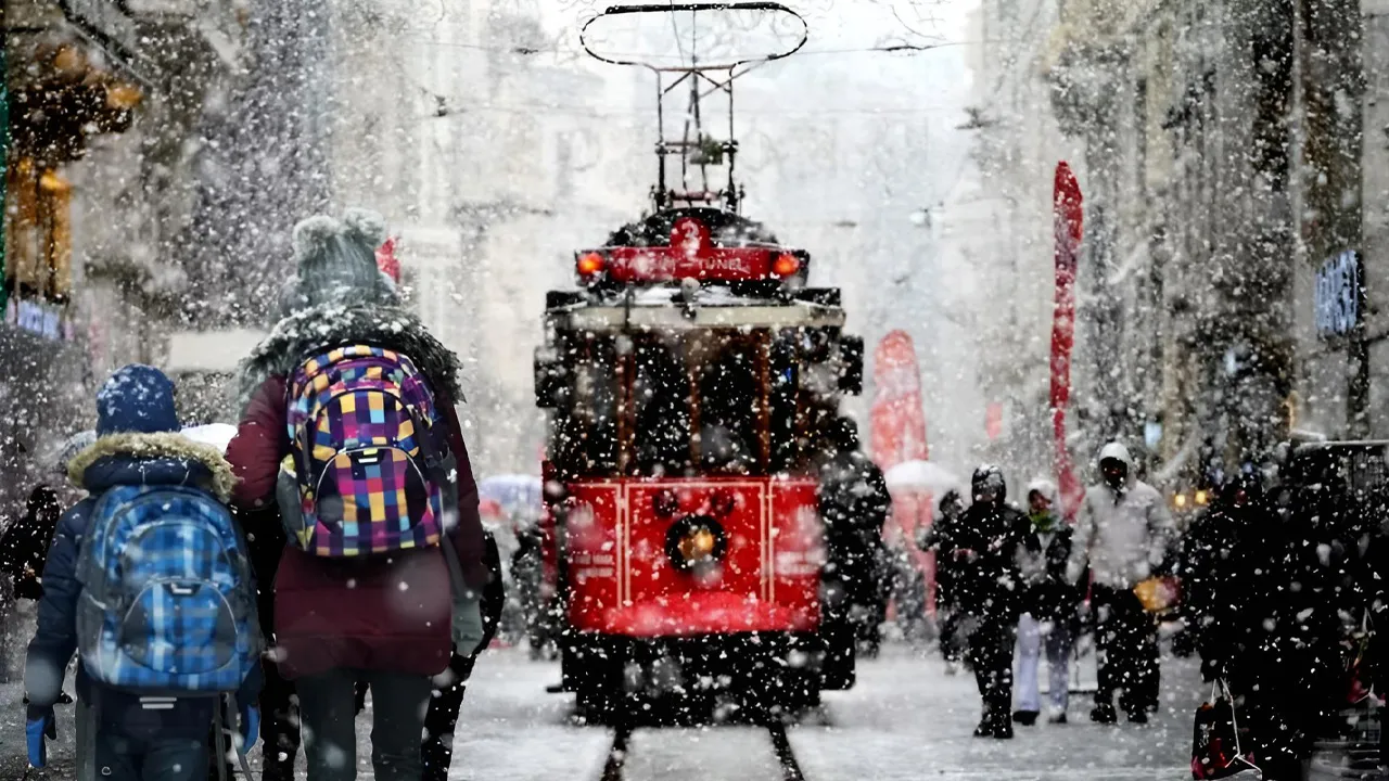 İstanbul'da kar başladı! Okullar tatil, uçaklar kalkmıyor