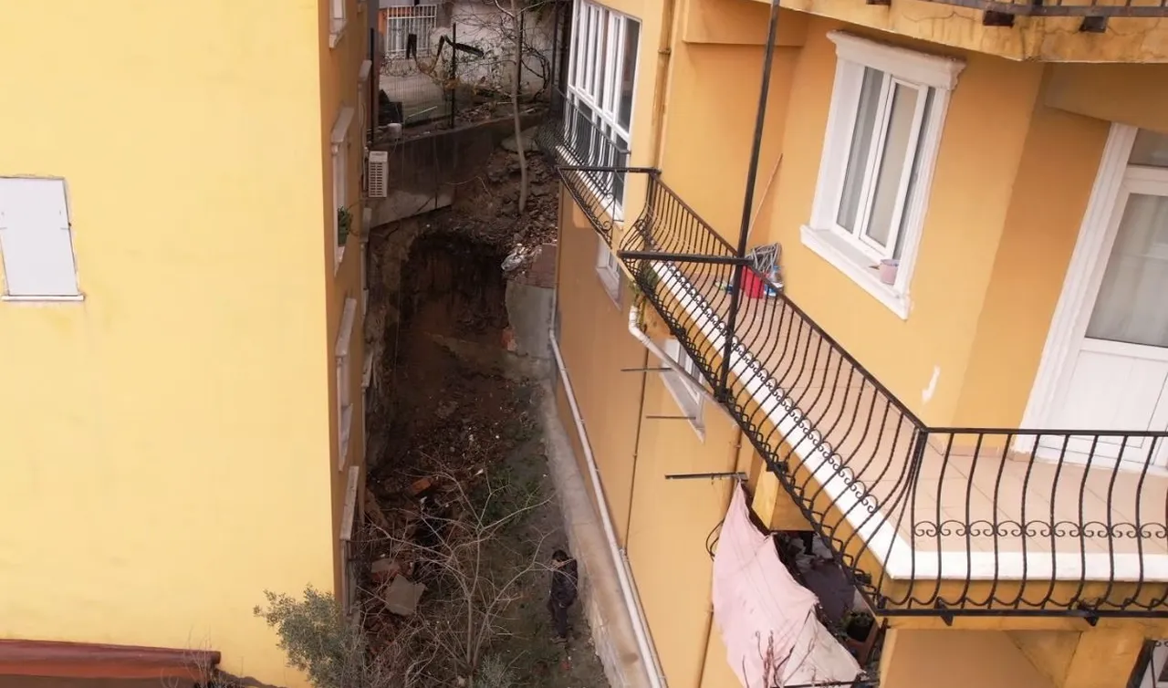 İstanbul'da korkutan olay! İstinat duvarı çöktü, bina hasar aldı