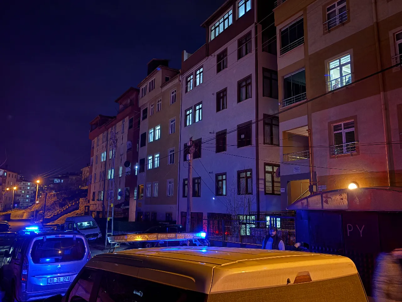 Kayseride bir kadın 14 yaş küçük erkek arkadaşını banyoda katletti