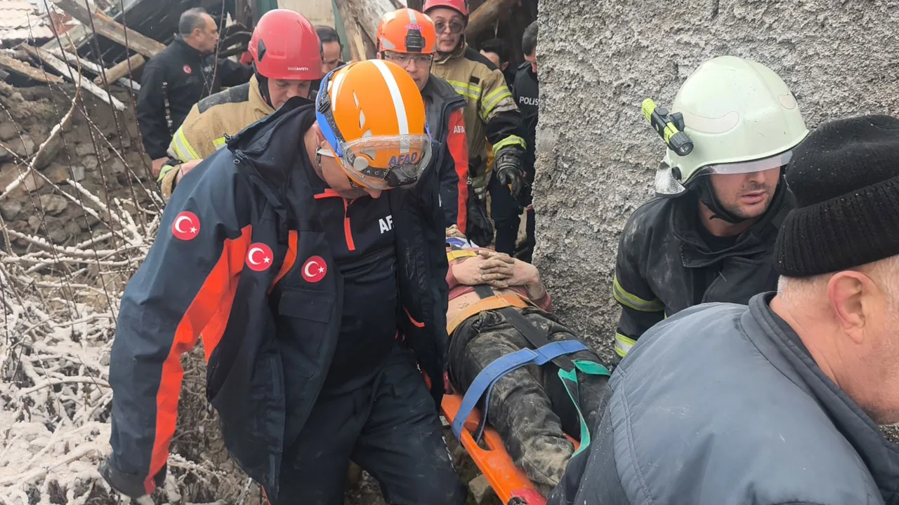 Kütahya'da ahşap ev çöktü, enkazdan 1 kişi kurtarıldı