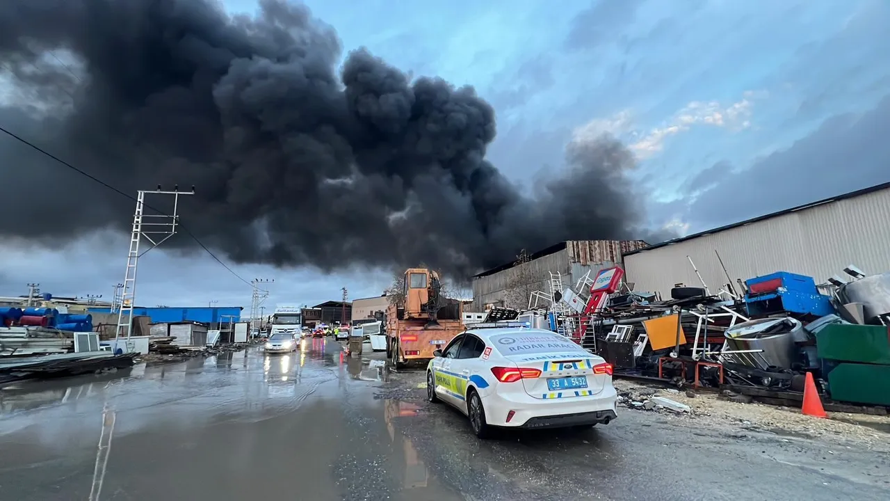 Mersin’de plastik madde deposunda yangın! Ekiplerin müdahalesi sürüyor