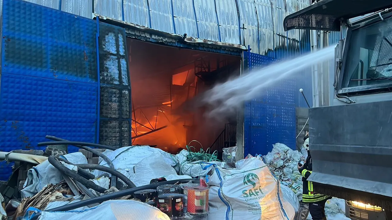 Mersin’de plastik madde deposunda yangın! Ekiplerin müdahalesi sürüyor