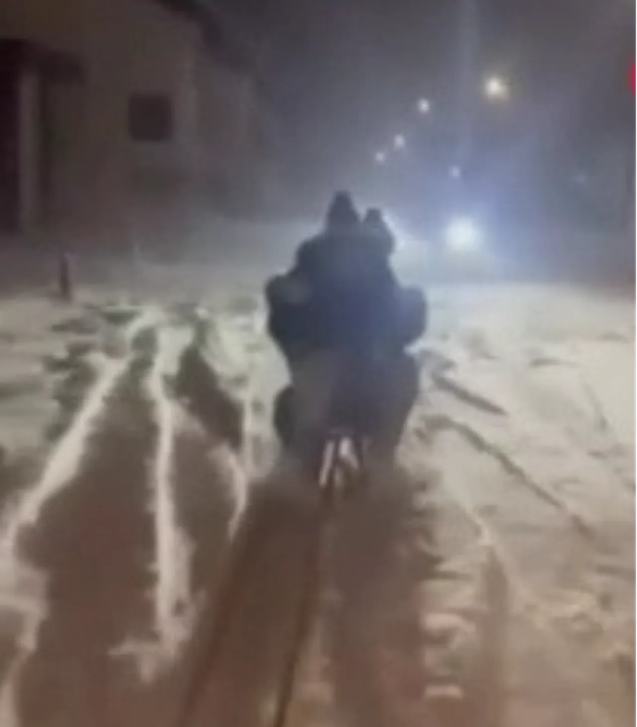 Sırbistanda eğlence felaketle sonlandı! Kızaktan düşen iki genç aracın altında kaldı