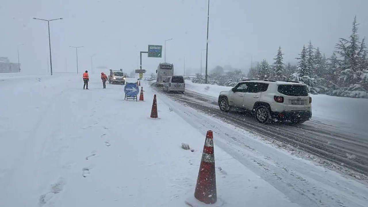 Tipi yüzünden kapanan Sivas-Kayseri kara yolu yeniden trafiğe açıldı
