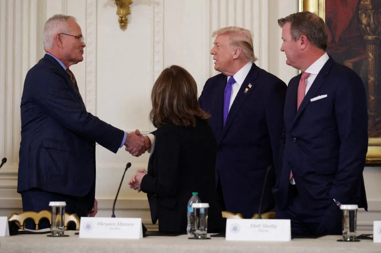 ABD Başkanı Donald Trump Beyaz Saray'da petrol ve doğalgaz yöneticileriyle yaptığı toplantı öncesi ExxonMobil CEO'su ve Yönetim Kurulu Başkanı Darren Woods'u karşılıyor.