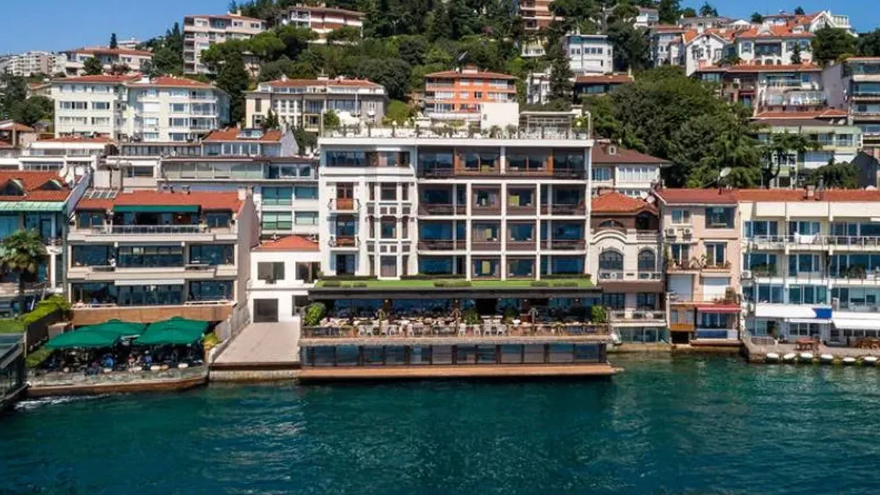 Ünlülere uyuşturucu soruşturmasında adı geçen Bebek Otel'in kaçak bölümleri yıkılıyor