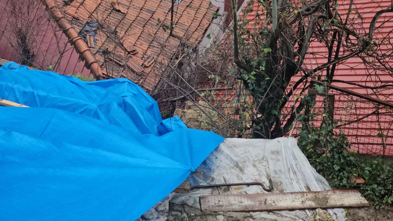 Yamaçtan kopan kaya ve toprak iki evi vurdu! 