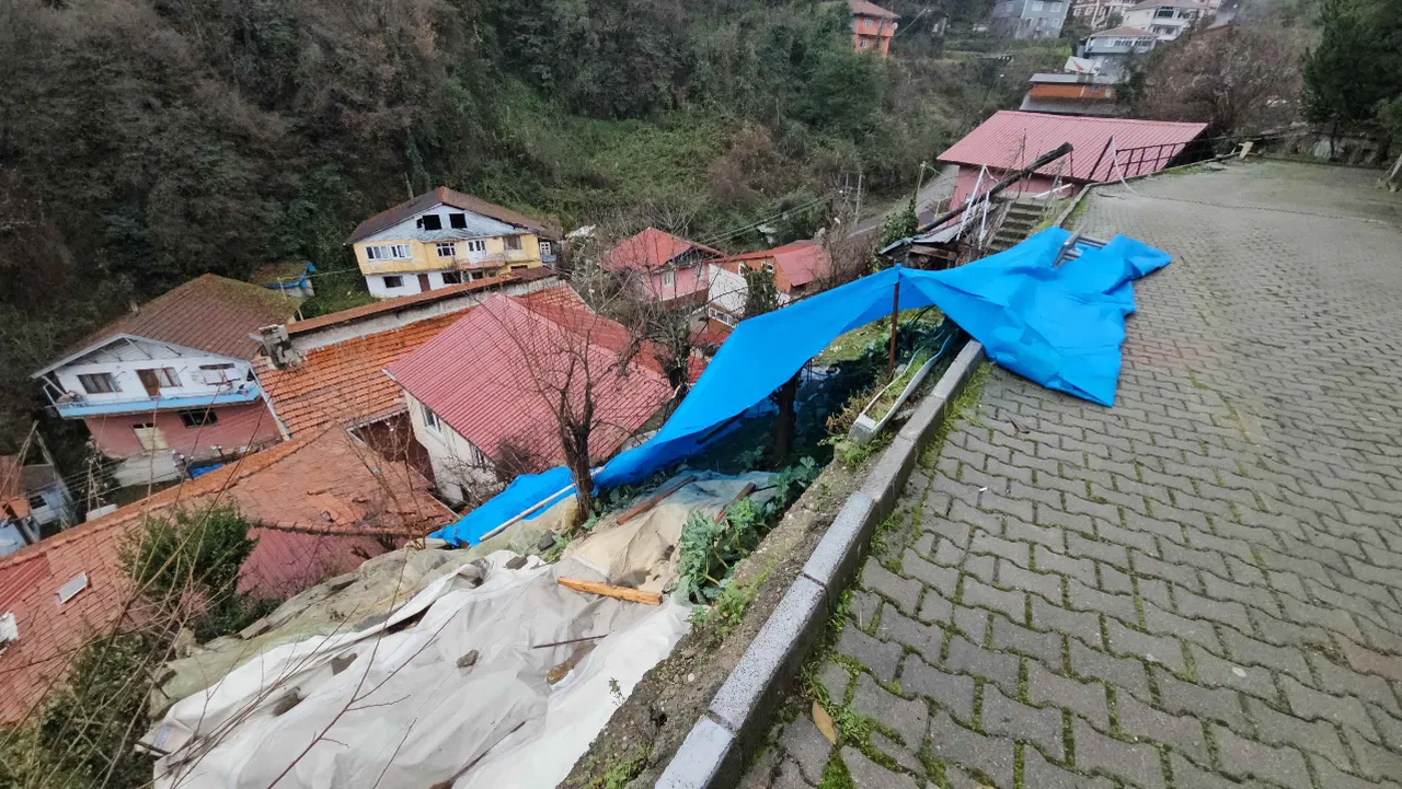 Yamaçtan kopan kaya ve toprak iki evi vurdu!  Büyük bir gürültüyle dışarı fırladık