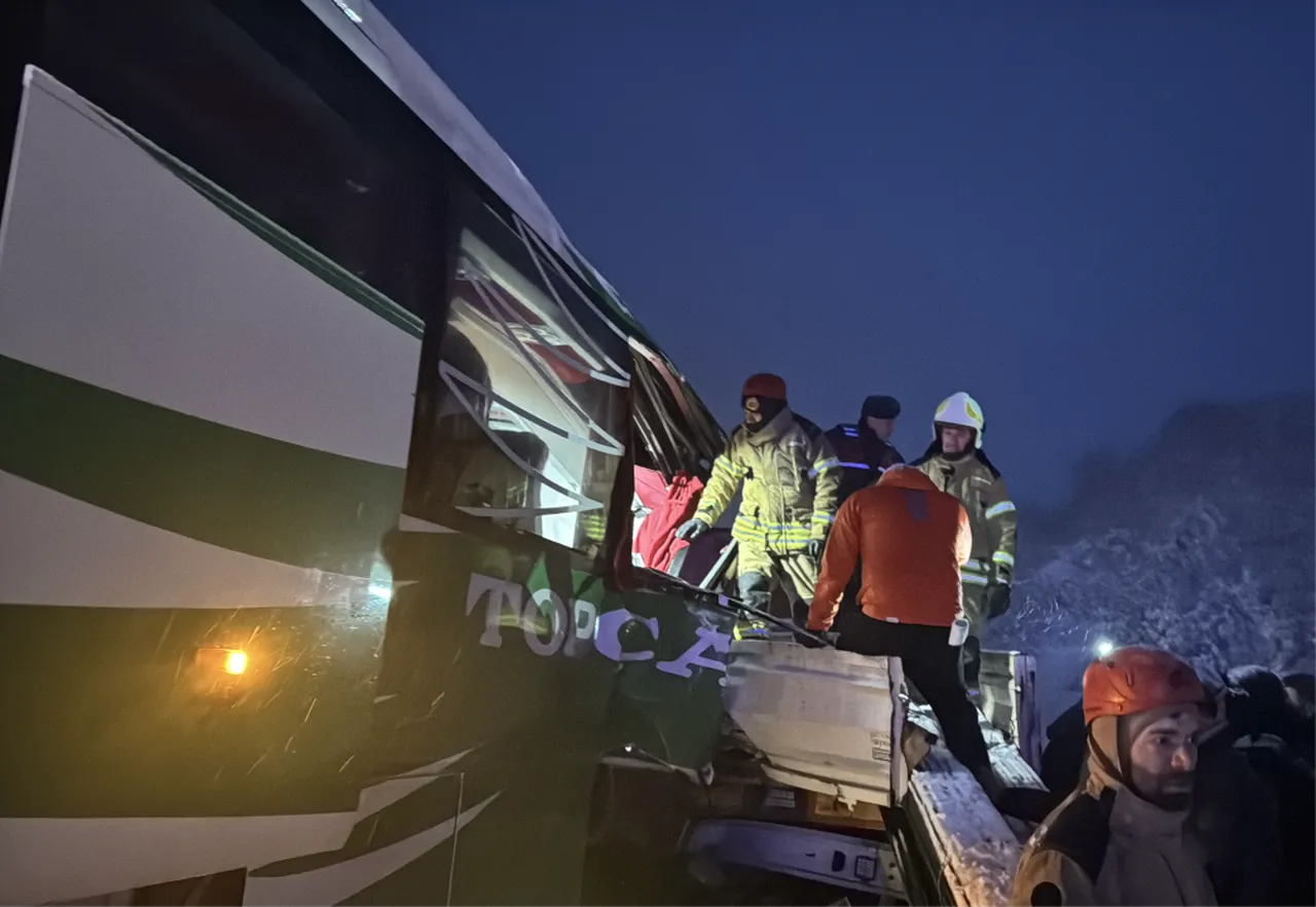 Yolcu otobüsü tıra arkadan çarptı! Çok sayıda yaralı var