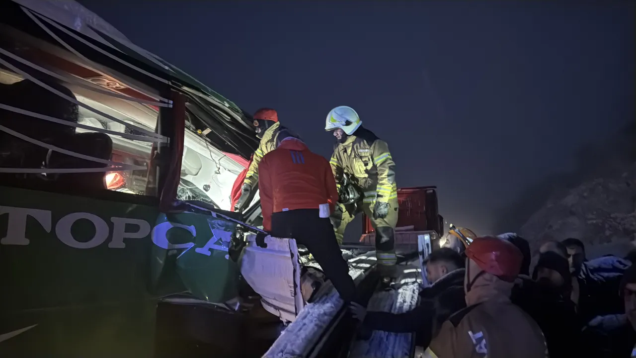 Yolcu otobüsü tıra arkadan çarptı! Çok sayıda yaralı var