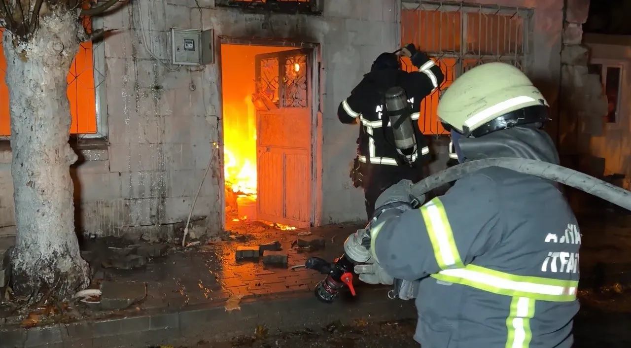 Adıyaman'da sobadan çıkan yangın metruk evi küle çevirdi