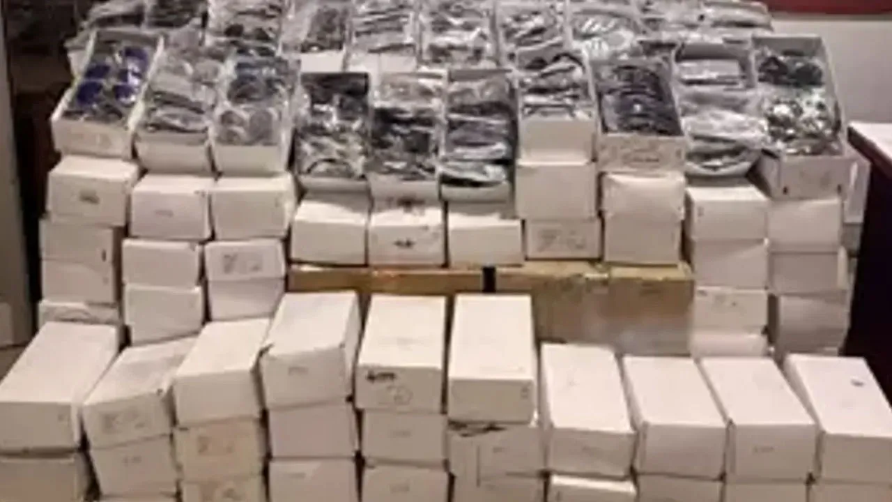 Antalya'da binlerce gümrük kaçağı güneş gözlüğü ele geçirildi
