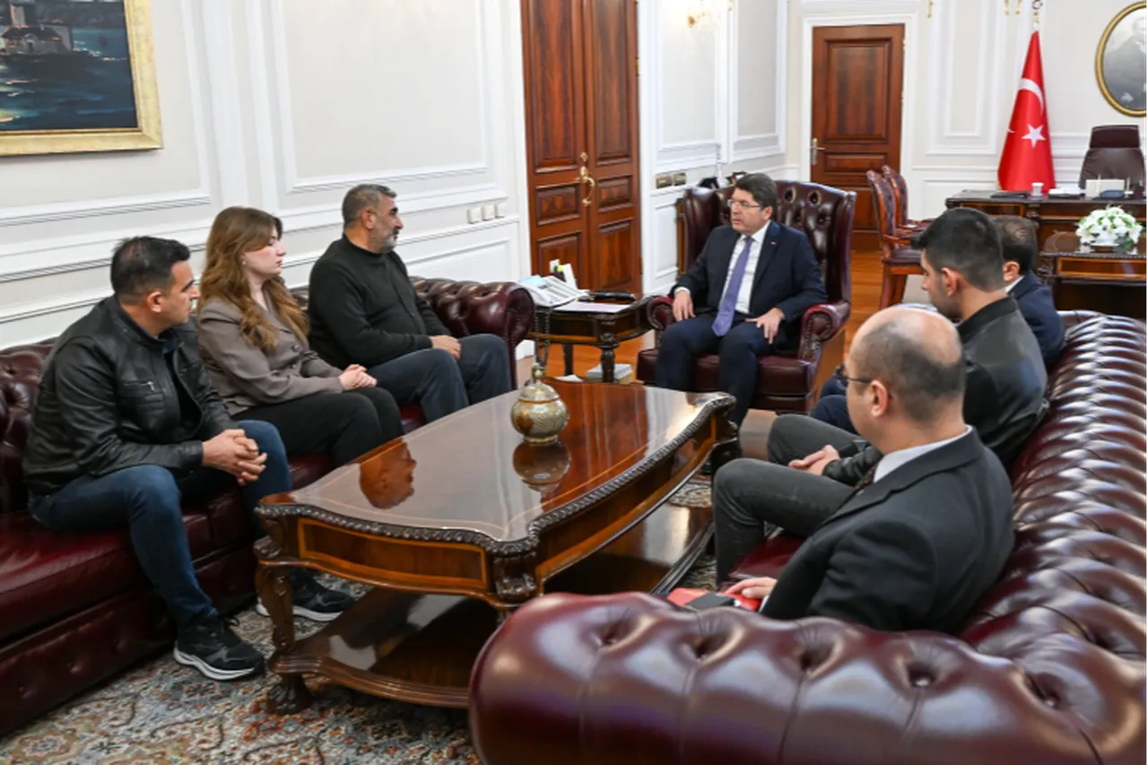 Bakan Tunç, Rojin Kabaişin ailesi ile görüştü