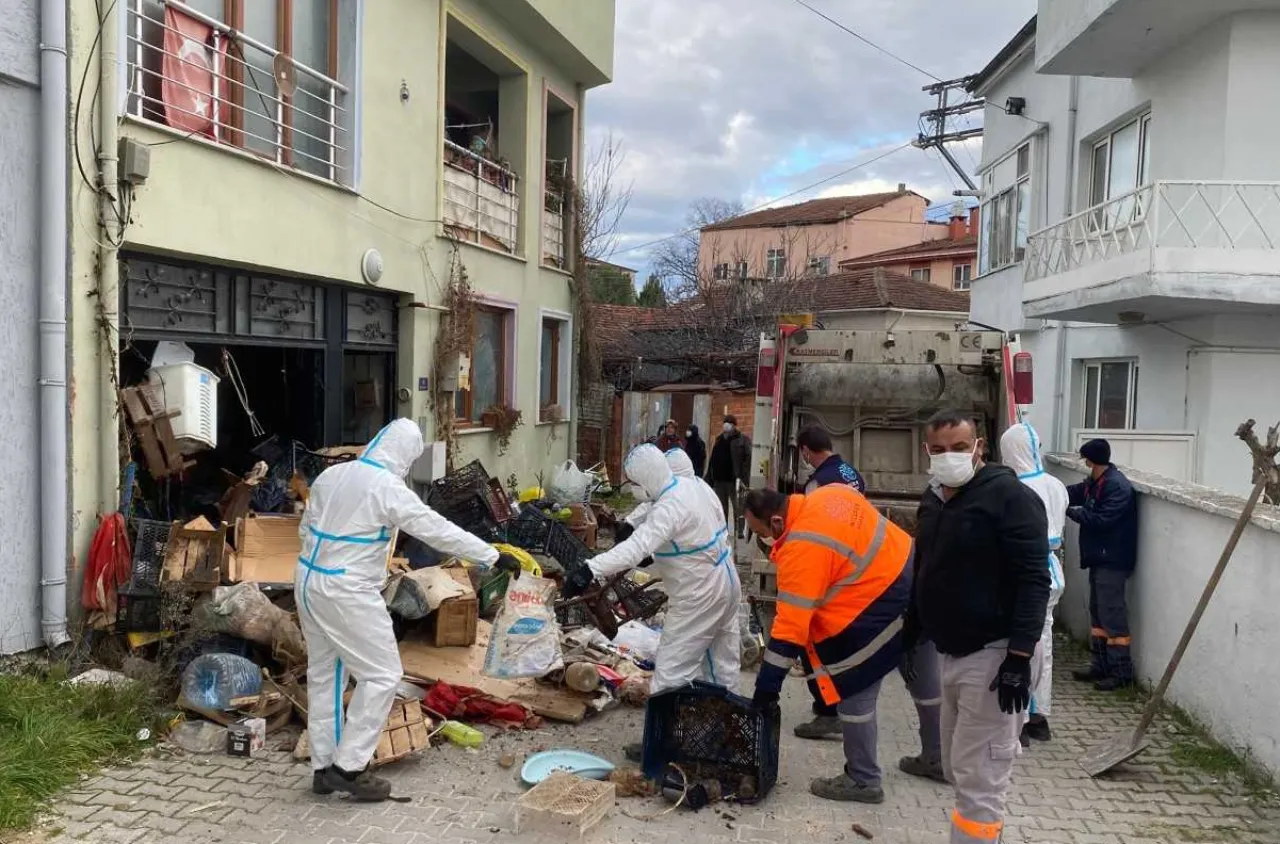 Bursada 2 katlı evden 9 kamyon dolusu çöp çıktı