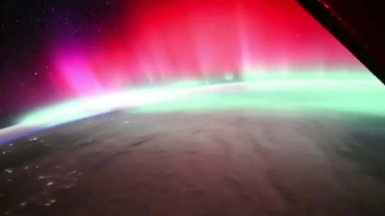 Daha önce böylesini görmediniz! Doğa harikası kuzey ışıkları Japon astronotun kamerasında 