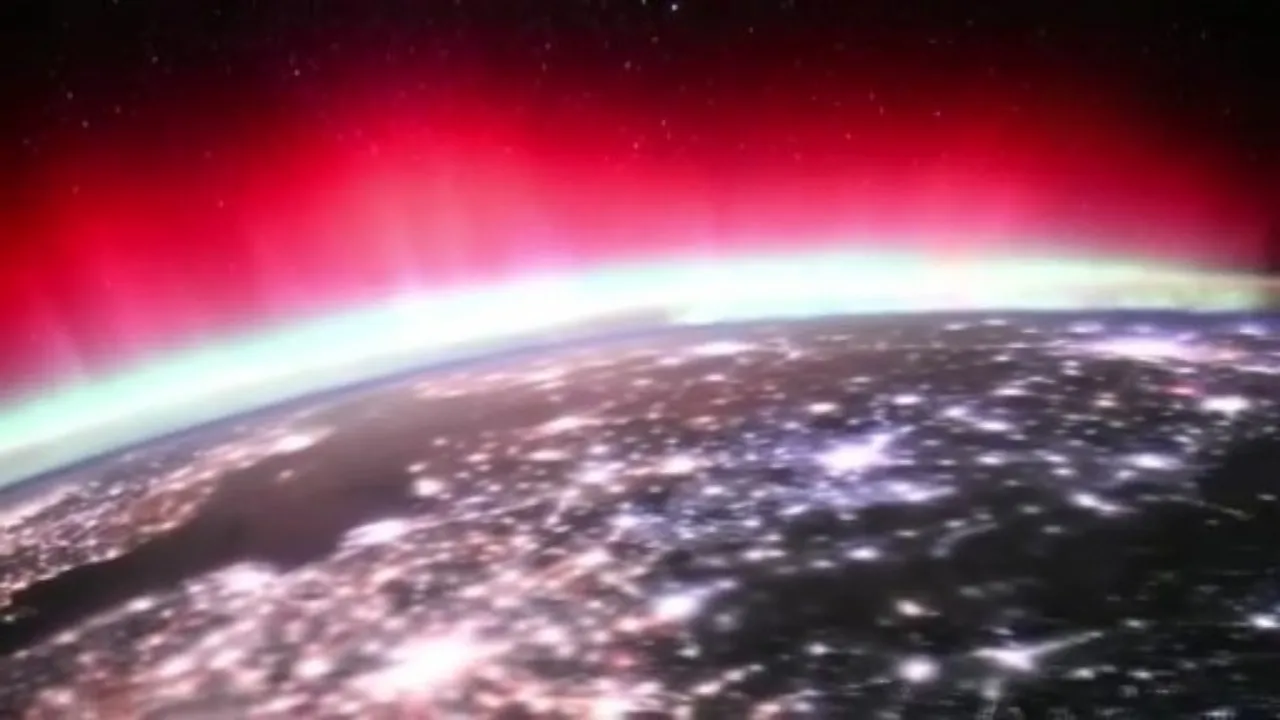 Daha önce böylesini görmediniz! Doğa harikası kuzey ışıkları Japon astronotun kamerasında