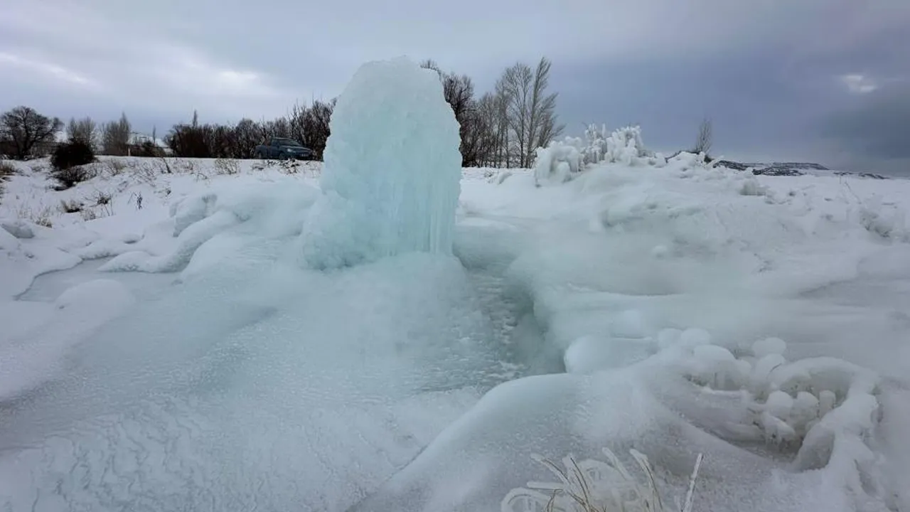 Erzurum -31 dereceyi gördü! 4 metrelik buz kütlesi dikkat çekti