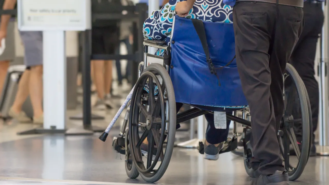 Havalimanında korkunç dakikalar! Ölen eşini uçağa bindirmeye çalışırken yakalandı