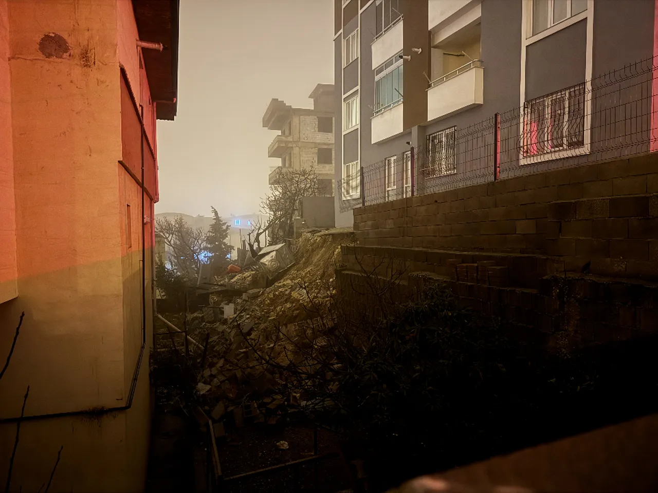 Kahramanmaraş'ta yürekler ağza geldi! İstinat duvarı çöktü, bina boşaltıldı