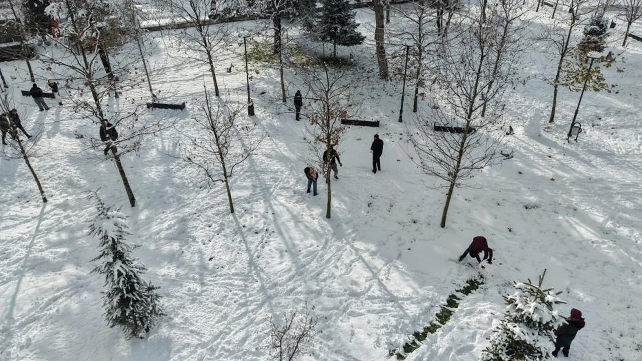 Kar yemek masum değil! Bakteri, parazit ve ağır metal riski var