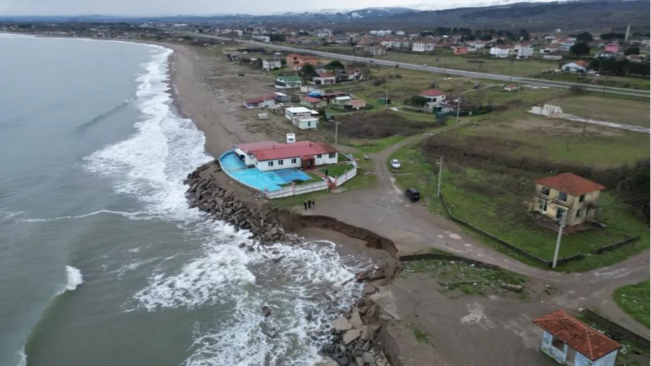 Karasu’da korku dolu anlar: Deniz 50 metre ilerledi, evi yutuyordu!
