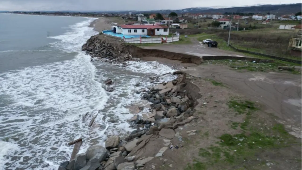 Korkutan kıyı erozyonu