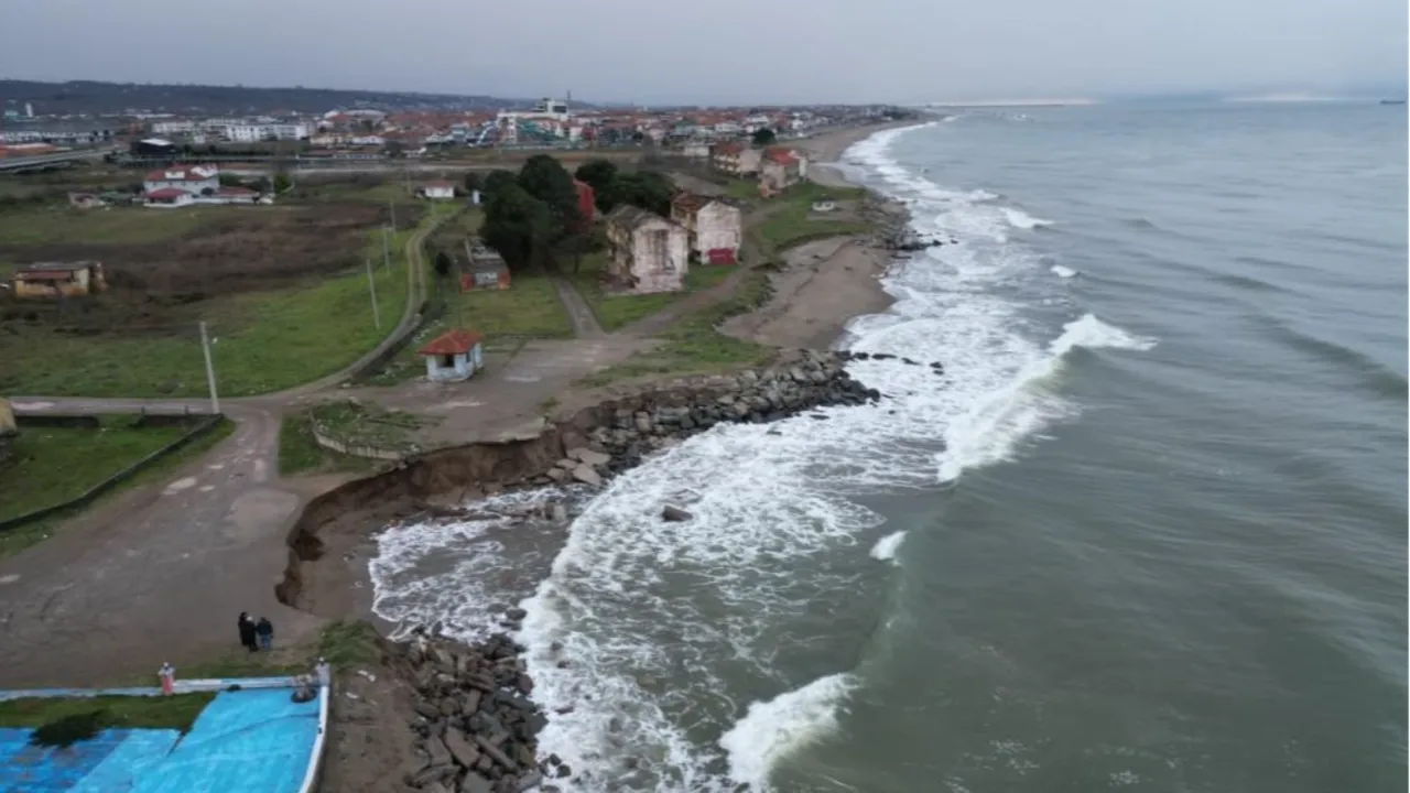 Korkutan kıyı erozyonu