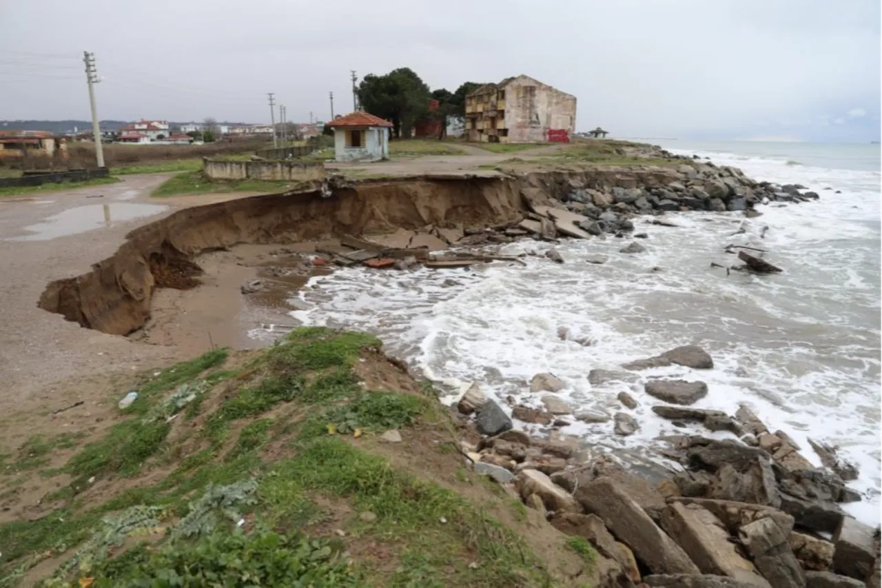 Korkutan kıyı erozyonu