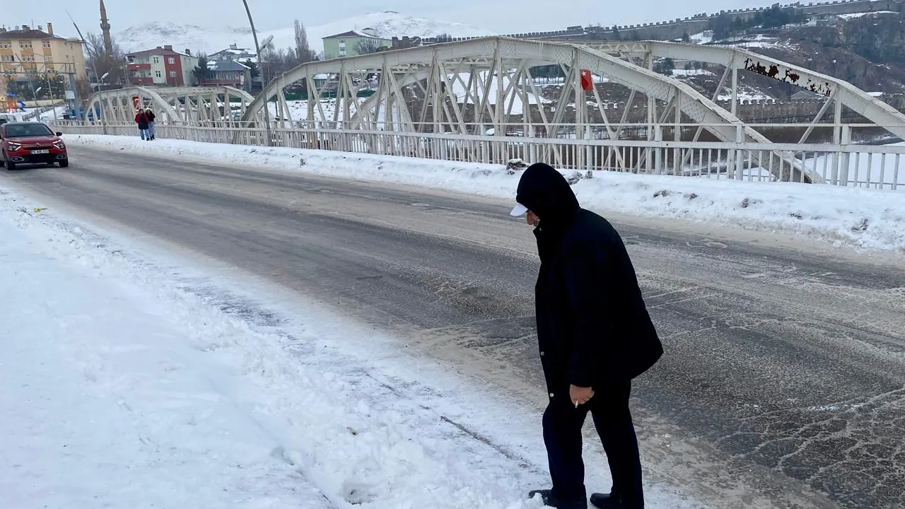 Kars ve Ardahan'da tipi ulaşımı engelledi! Yollar trafiğe kapandı