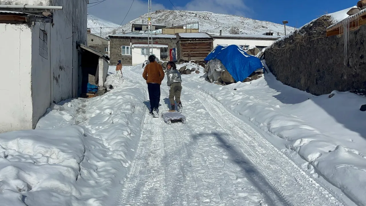 Kars ve Ardahanda tipi ulaşımı engelledi! Yollar trafiğe kapandı