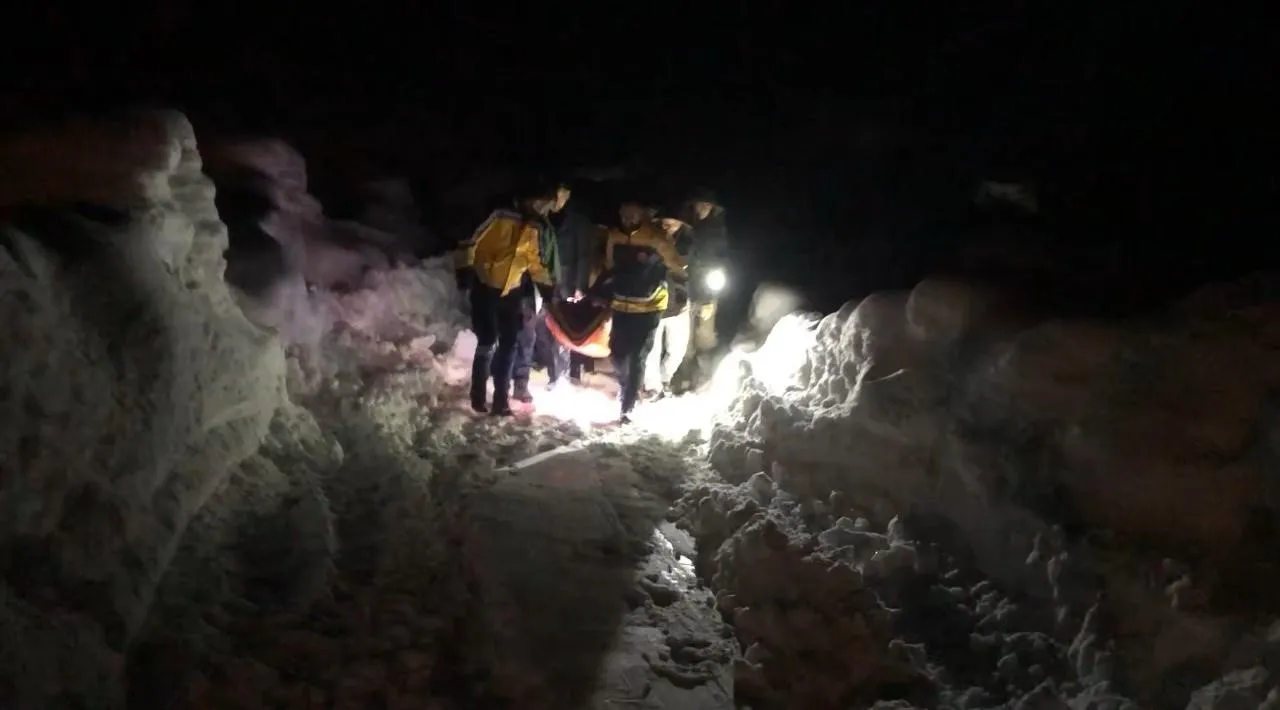 Kaymakam kapalı yolu açarak hastayı kurtardı