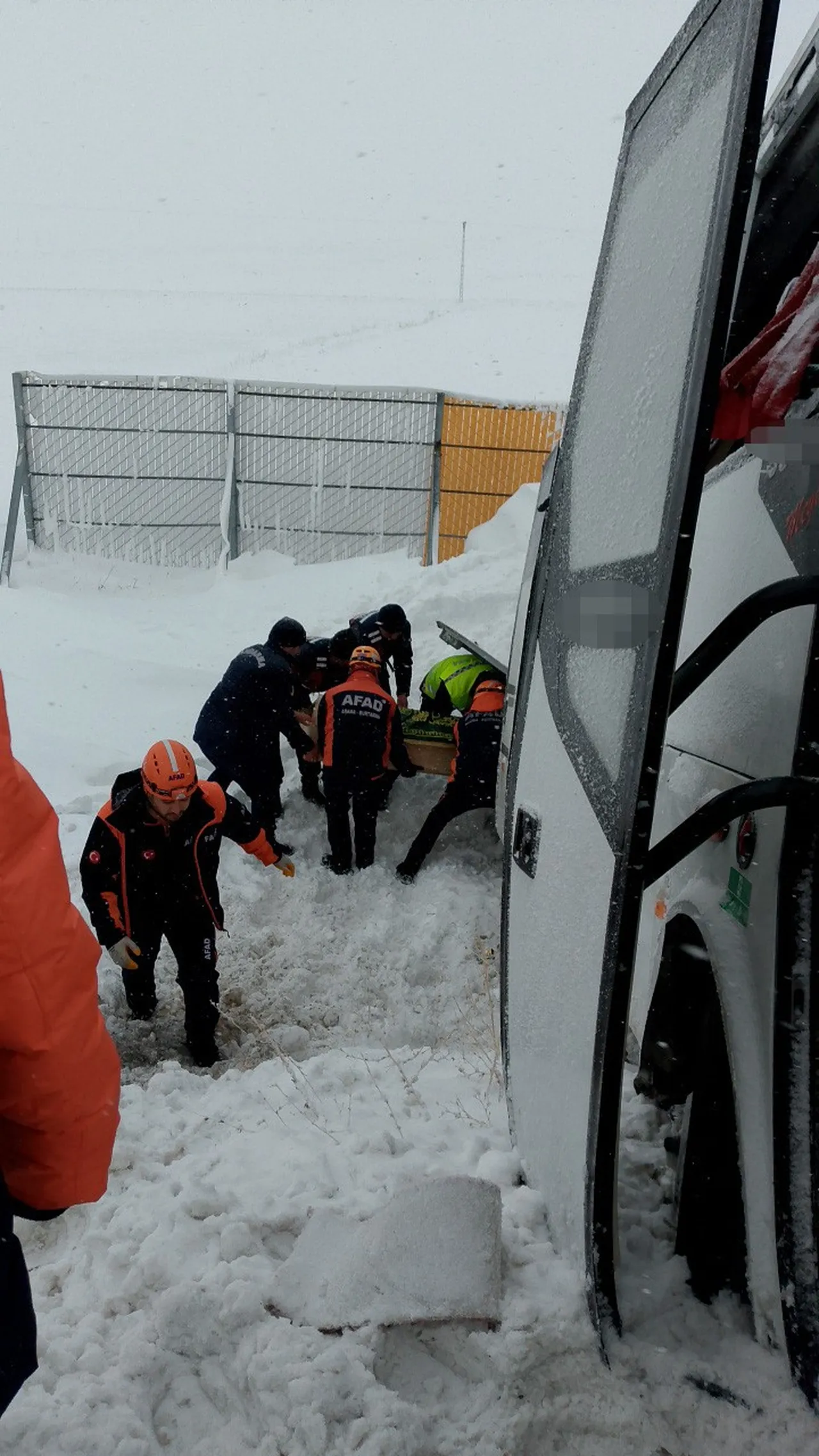 Kayseri’de cenaze taşıyan minibüs devrildi: 22 kişi yaralandı