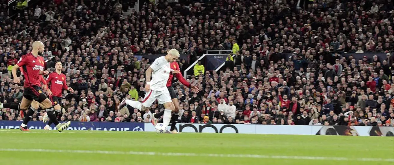 Galatasaray, Old Trafford'da karşılaştığı Manchester United'ı iki kez geriye düşmesine rağmen 3-2 yenmişti