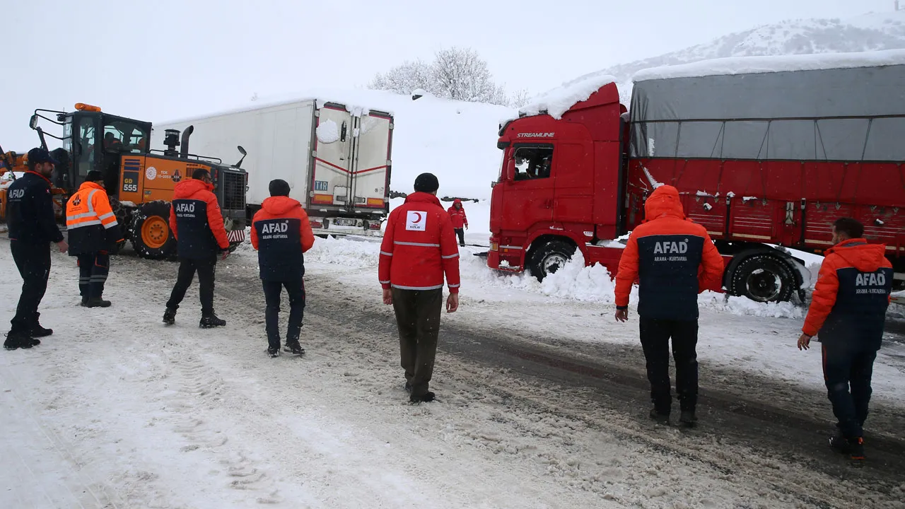 Muş-Bingöl kara yolunda mahsur kalan 60 araç kurtarıldı
