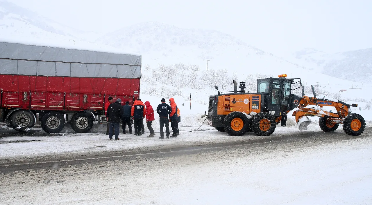 Muş-Bingöl kara yolunda mahsur kalan 60 araç kurtarıldı