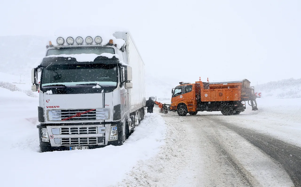 Muş-Bingöl kara yolunda mahsur kalan 60 araç kurtarıldı