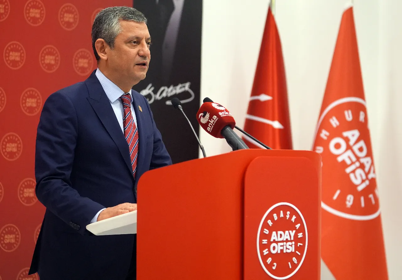 Önce resmini kaldırmıştı! Özgür Özelden, Ekrem İmamoğlunun isimliğine yeni dokunuş