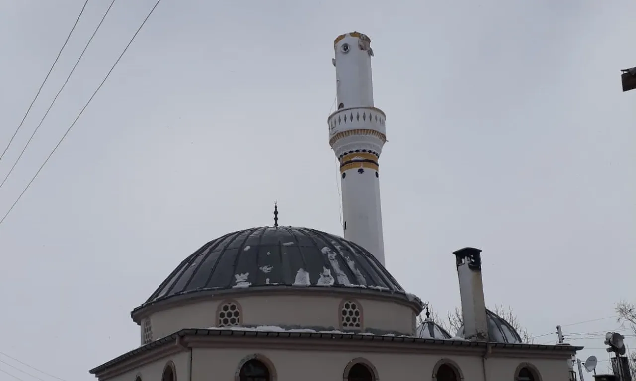 Sivas'ta fırtınanın şiddeti minareyi vurdu! Külah yerinden kopup böyle savruldu