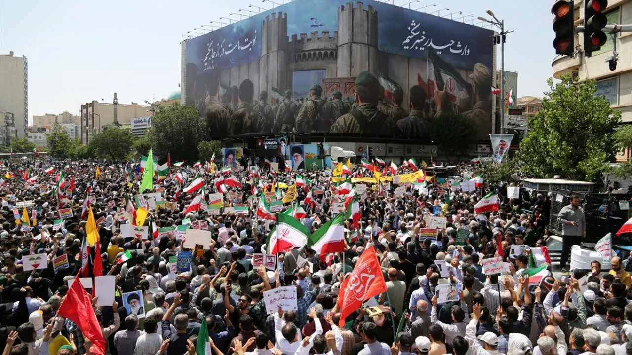 İran'da ekonomik krize tepki olarak başlayan ve rejimin devrilmesi için düzenlenen protestolar