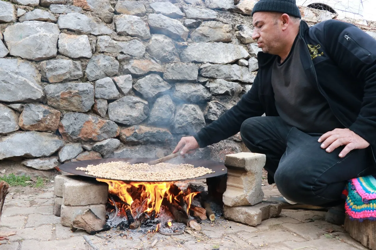 Türk mutfağının binlerce yıllık lezzeti! 7 saatte kavruluyor, birçok ilden talep var