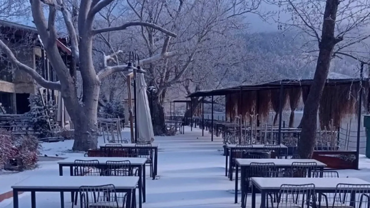 Türkiye'nin en sıcak şehrine kar yağdı, vatandaşlar otobüslerle akın etti! 