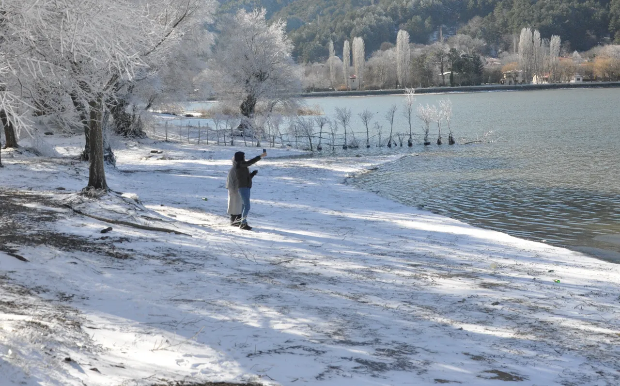 Türkiyenin en sıcak şehrine kar yağdı, vatandaşlar otobüslerle akın etti!
