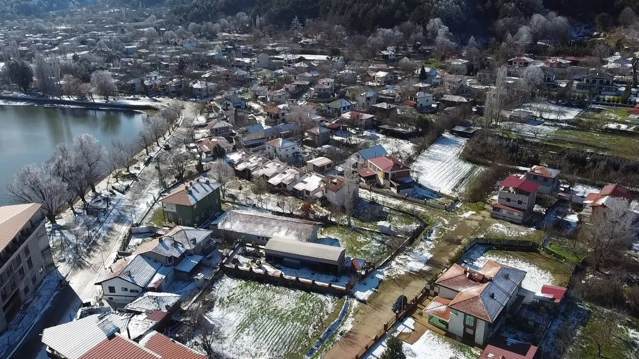 Türkiyenin en sıcak şehrine kar yağdı, vatandaşlar otobüslerle akın etti!